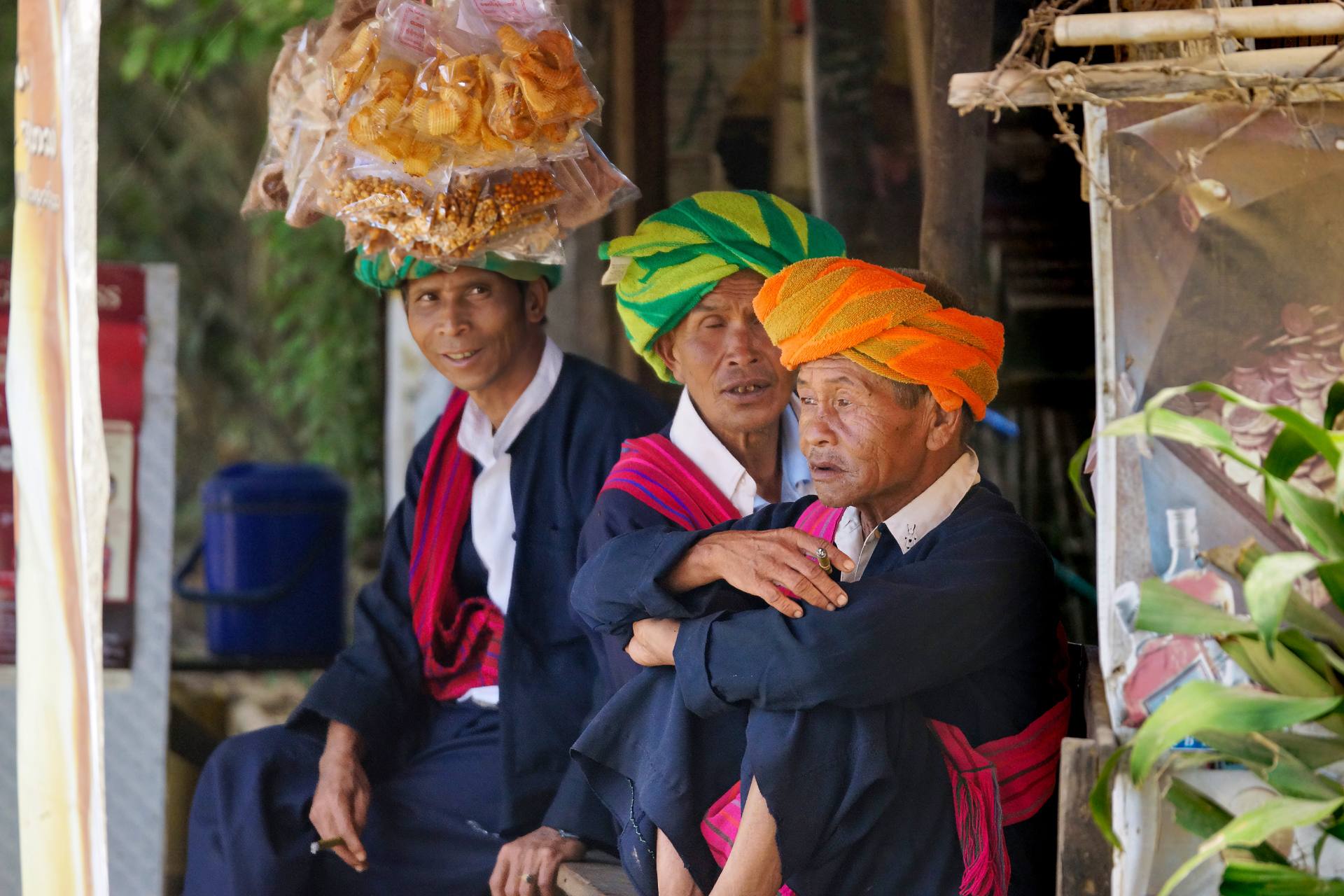 Tageswanderung durch die Umgebung von Nyaung Shwe - Männer in der Tracht der Pao-Ethnie